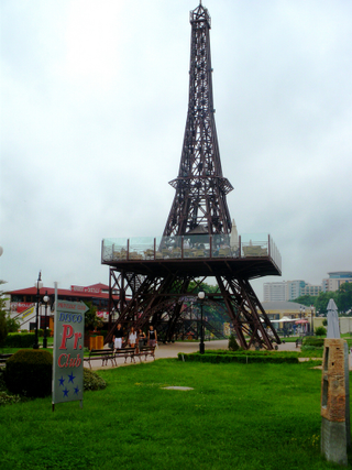 Illustration for article titled Bizarre Replicas of the Statue of Liberty and the Eiffel Tower